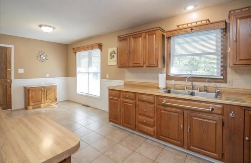 Topeka House | Charming 3-bedroom bungalow with fitness room, WiFi in soothing Topeka