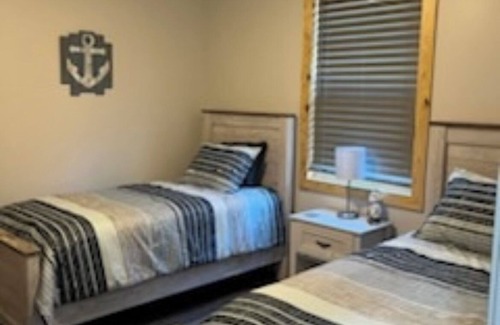Scottsboro Cabin | Charming 3-bedroom cabin with WiFi, AC in soothing Scottsboro
