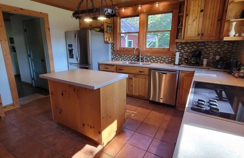 Boomer Cabin | Charming 3-bedroom cabin in beautiful Boomer with AC