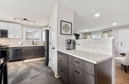 Bridgeview House | Charming 3-bedroom house with AC and WiFi in serene Bridgeview