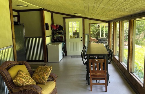 Sabine County House | Charming 3-bedroom house with pond
