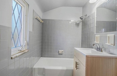 Option House | Charming 3-bedroom house with WiFi, AC in superb Pittsburgh