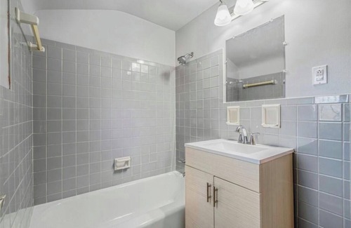 Option House | Charming 3-bedroom house with WiFi, AC in superb Pittsburgh