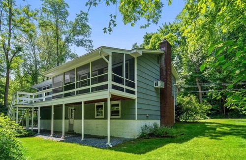 Chappaqua House | Charming 3-bedroom house in enchanting Chappaqua with WiFi, AC and Sanctuary.