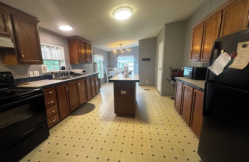 Se Ree House | Charming 3-bedroom house across from Axtel campground and Nick's Boat Dock