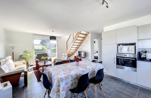 Carolles House | Charming 3-Bedroom House Near Beach with Garden, Free WiFi, and Parking