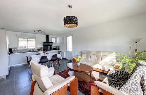 Carolles House | Charming 3-Bedroom House Near Beach with Garden, Free WiFi, and Parking