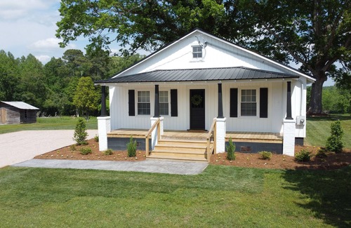 Castalia House | Charming 3-bedroom house in delightful Castalia with WiFi, AC