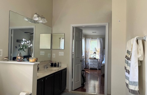 Stafford House | Charming 3-bedroom house with WiFi and AC in delightful Stafford