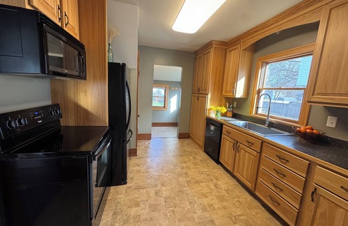 West End House | Charming 3-bedroom house in Oneonta, 4mins from Cooperstown Allstar Village. AC!