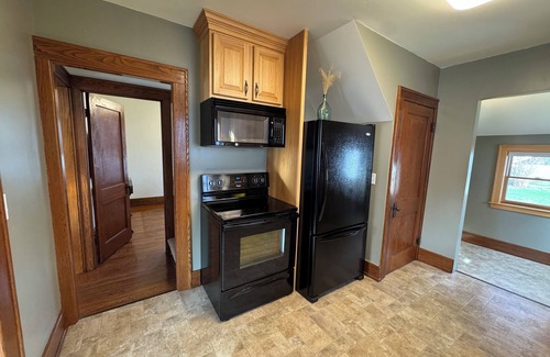 West End House | Charming 3-bedroom house in Oneonta, 4mins from Cooperstown Allstar Village. AC!
