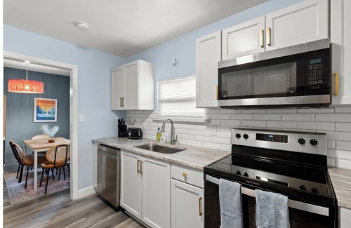 College Park House | Charming 3-bedroom house with Porch, Hot tub, Fenced Yard, Downtown