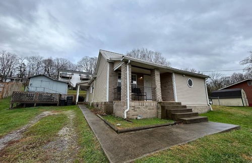 Corbin House | Charming 3-bedroom house in delightful Corbin Sleeps 6