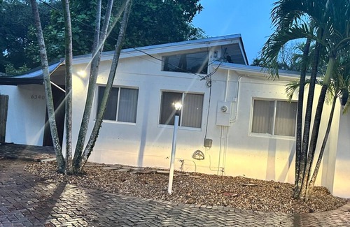Coral Terrace House | Charming 3-bedroom house , free wifi near Nicklaus CHildren's Hospital in Miami
