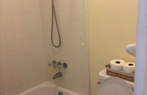 Saint Elmo House | Charming 3-bedroom house with AC, WiFi Mobile