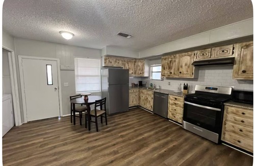 Vernon House | Charming 3-bedroom house with WiFi and AC in Vernon