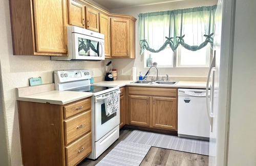 Solomon House | Charming 3-bedroom house with WiFi and AC in tranquil Pima Peach Cottage.