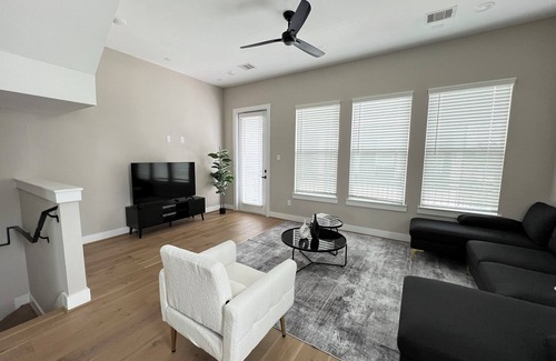 North Houston House | Charming 3-bedroom modern townhome with WiFi within 5 miles of Downtown Houston