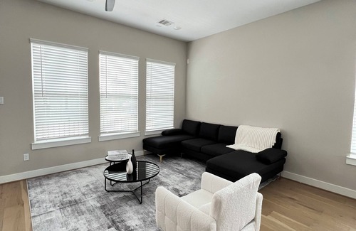 North Houston House | Charming 3-bedroom modern townhome with WiFi within 5 miles of Downtown Houston