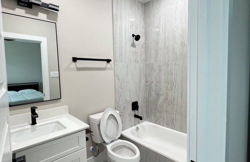 North Houston House | Charming 3-bedroom modern townhome with WiFi within 5 miles of Downtown Houston