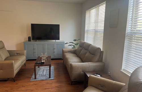 Mokena House | Charming 3-Bedroom Townhome in Lovely Tinley Park