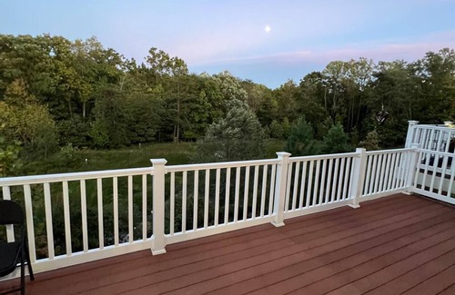 Burtonsville House | Charming 3-bedroom townhome in Burtonsville with a great view