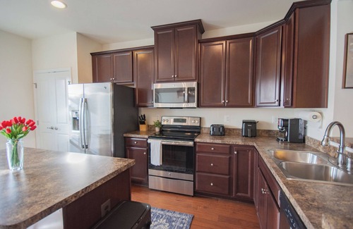 Potomac House | Charming 3-Bedroom Townhome in Friendly Hedgesville – AC & WiFi Included!