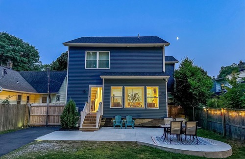 East Irondequoit House | Charming 3-bedroom house, game room, AC, Sea-Breeze, Lake Ontario, Rochester