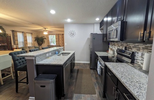 OakLeaf Plantation House | Charming 3-bedroom townhome with Amenities Galore