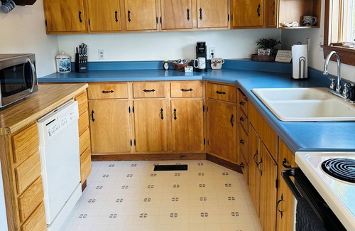Roque Bluffs Cottage | Charming 3-bedroom cottage in Roque Bluffs with ocean access and fire pit