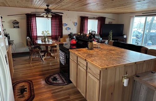 Turtle Lake Cabin | Charming 3-bedroom cabin with WiFi, AC in lovely Upper Turtle Lake.