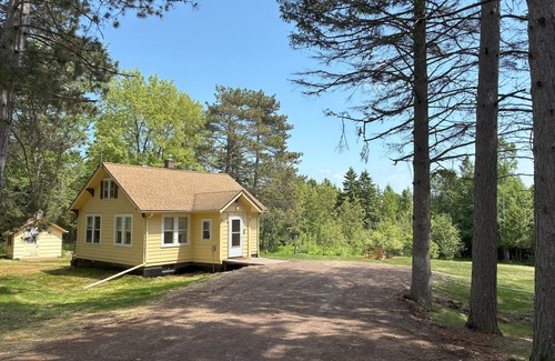 Two Harbors Cottage | Charming 3-bedroom cottage with Lake Superior access near Duluth with WiFi, AC