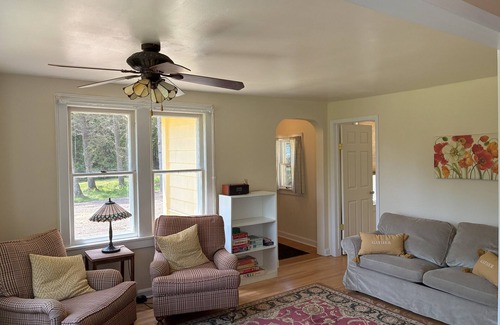Two Harbors Cottage | Charming 3-bedroom cottage with Lake Superior access near Duluth with WiFi, AC
