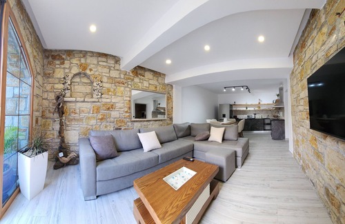 Dhermi Villa | Charming 3-bedroom villa with AC, WiFi, in serene Dhërmi