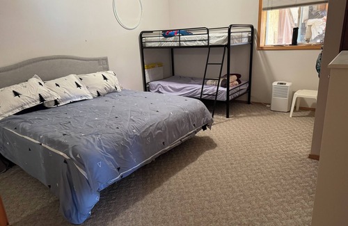 Laclede Bed & Breakfast | Charming 3-bedroom waterfront home in peaceful Laclede with AC, WiFi.