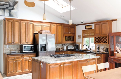 Greenwood Lake House | Charming 3-BR house: Lake Views, Firepit, Ping Pong, & Kayaks in Greenwood Lake