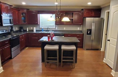 Vinemont House | Charming 3bd/2ba House on large lot,