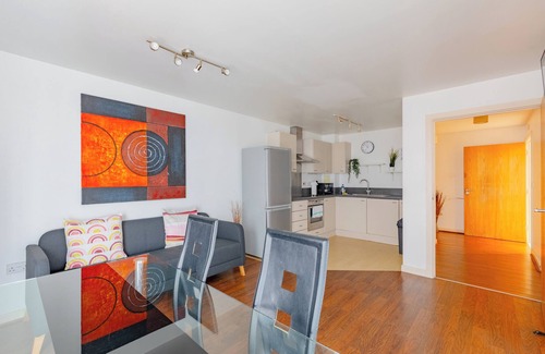 Leyton Apartment | Charming 3BD Retreat with Balcony, East London