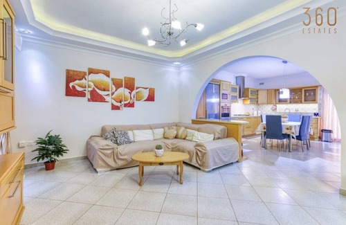 Il-Qajjenza Apartment | Charming 3BR Apt with Breathtaking Sea Views!