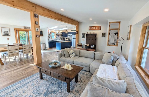 Stamford House | Charming 3BR house, nestled in mountains, pet friendly, 20 minutes from skiing!