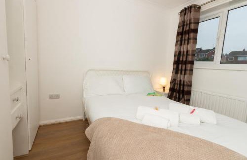 Ridgeway House | Charming 3BR House - Perfect for Group Stays
