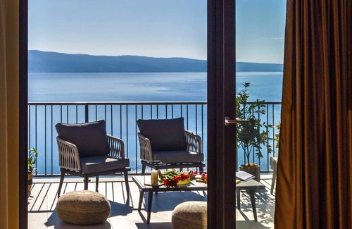 Borak Villa | Charming 3BR Villa for 6, With Heated Pool with Waterfall