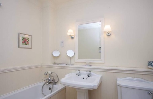 Glasgow House | Charming 4-Bed Cottage with Large, Private Gardens