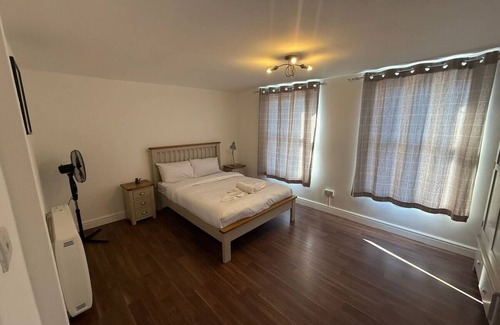 Coldharbour Apartment | Charming 4-bedroom apartment with AC in London BT7