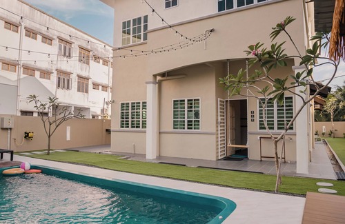 Lumut House | Charming 4-bedroom bungalow with private pool in beautiful coastal town Lumut