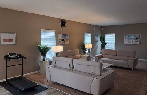 Plainfield House | Charming 4-bedroom house with AC, fitness room, WiFi in Plainfield