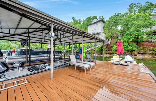 Crane Hill House | Charming 4-bedroom house with WiFi and AC only a few steps to water and 2 decks