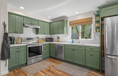 Troutdale House | Charming 4-bedroom house with entertainment and hot tub in Troutdale