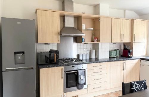 Stuppington House | Charming 4-Bedroom holiday home in Wincheap, Canterbury with free Parking