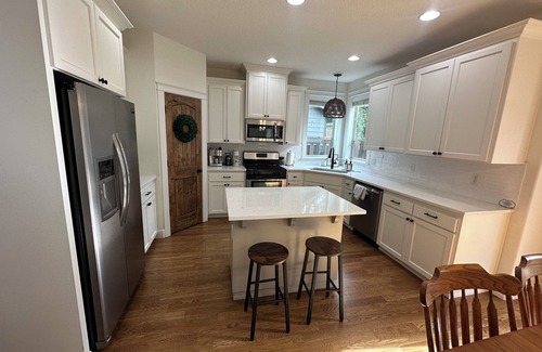 South Gateway House | Charming 4-bedroom house with AC and WiFi in delightful Salem